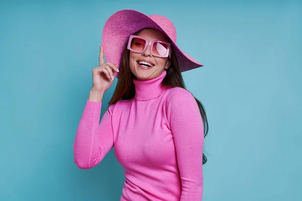 Hermosa Mujer Sombrero Rosa Mirando Cámara Sonriendo Mientras Está Pie — Foto de Stock