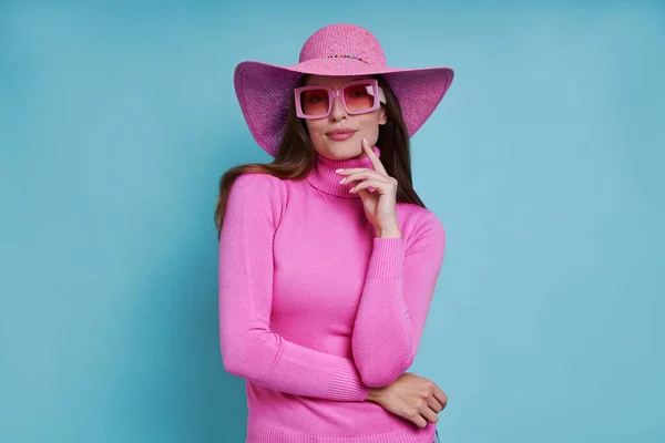 Hermosa Mujer Sombrero Rosa Sosteniendo Mano Barbilla Mientras Está Pie — Foto de Stock