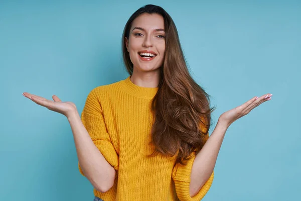 Hermosa Mujer Joven Haciendo Gestos Mirando Cámara Mientras Está Pie —  Fotos de Stock