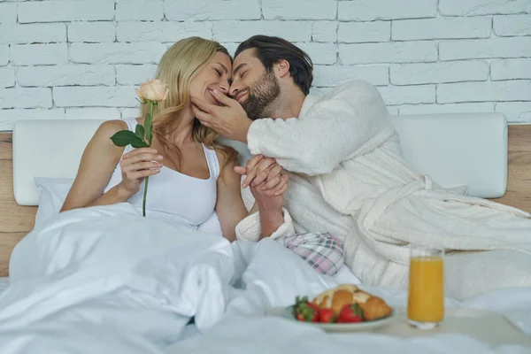 Bonito Casal Amoroso Ligação Enquanto Toma Café Manhã Cama — Fotografia de Stock