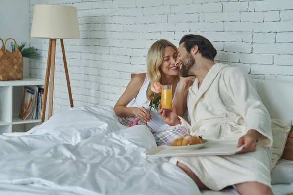 Atractiva Mujer Mirando Feliz Mientras Sirve Desayuno Por Novio — Foto de Stock