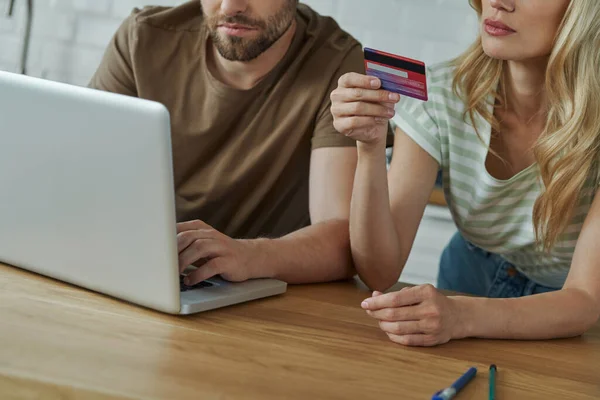 Close Confident Young Couple Holding Credit Card While Using Laptop — Stock Photo, Image