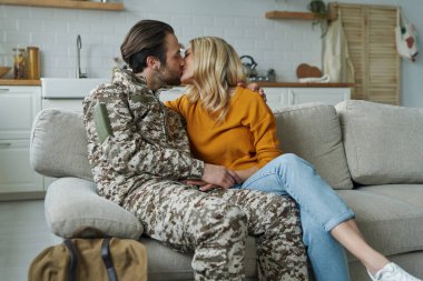Orduda yakışıklı bir adam ordudan döndükten sonra karısıyla konuşuyor.