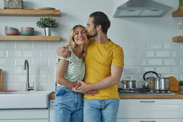 Schattig Jong Paar Omarmen Kussen Terwijl Staan Bij Huishoudelijke Keuken — Stockfoto