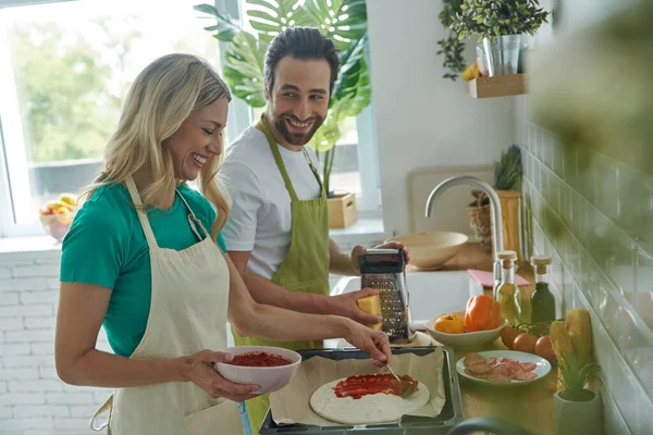 Glada Unga Par Gör Hemlagad Pizza När Står Köket Tillsammans — Stockfoto