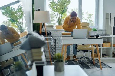 Ofiste çalışırken laptopla konuşan kendine güveni tam bir ırkçı.