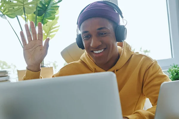 Feliz Homem Raça Mista Fones Ouvido Ter Chamada Vídeo Enquanto — Fotografia de Stock