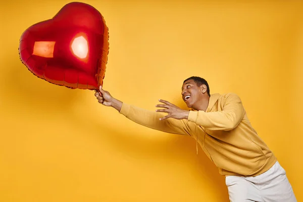 Brincalhão Misto Homem Raça Pegando Grande Forma Coração Balão Enquanto — Fotografia de Stock