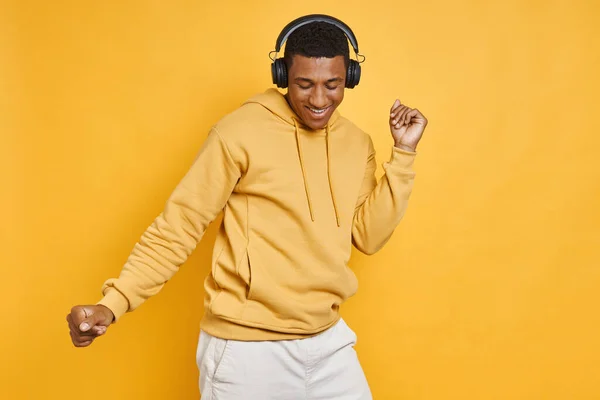 Alegre Hombre Raza Mixta Auriculares Bailando Mientras Está Pie Sobre —  Fotos de Stock