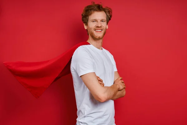 Cheerful Redhead Man Superhero Cape Standing While Standing Red Background — Stock Photo, Image