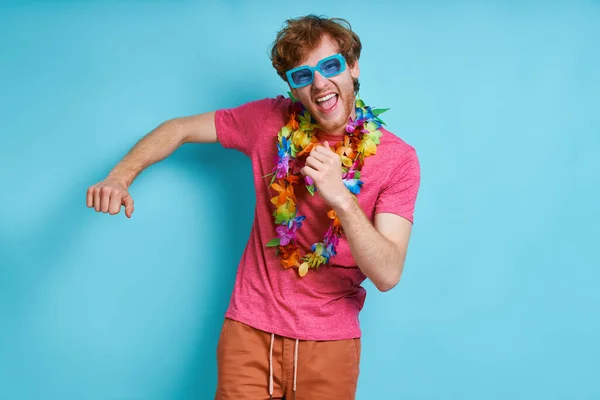 Homem Brincalhão Colar Havaiano Dançando Contra Fundo Azul — Fotografia de Stock