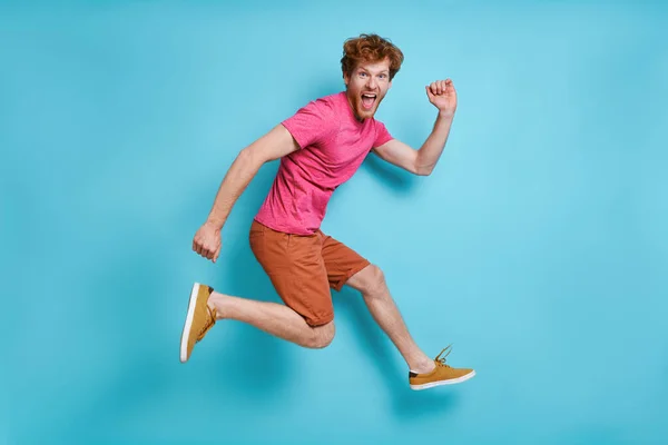 Feliz Joven Pelirroja Saltando Sobre Fondo Azul — Foto de Stock