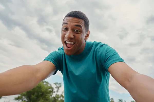 Vue Faible Angle Joyeux Jeune Homme Métis Faisant Selfie Avec — Photo