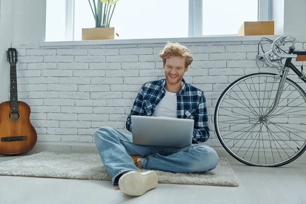 Hombre Pelirrojo Guapo Usando Ordenador Portátil Mientras Está Sentado Suelo — Foto de Stock