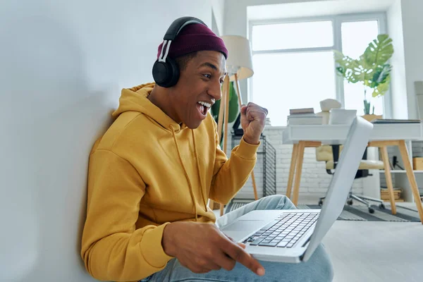 Spännande Blandras Man Hörlurar Med Hjälp Laptop Och Gester När — Stockfoto