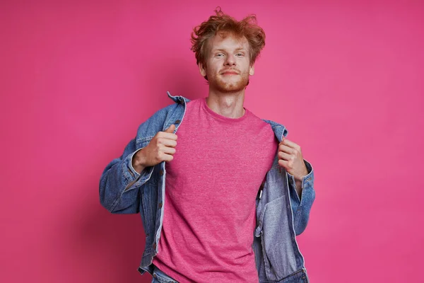 Bello Rosso Uomo Denim Abbigliamento Piedi Contro Rosa Sfondo — Foto Stock