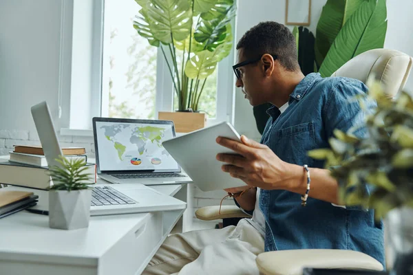 Hombre Raza Mixta Joven Concentrado Que Utiliza Tecnologías Mientras Trabaja — Foto de Stock