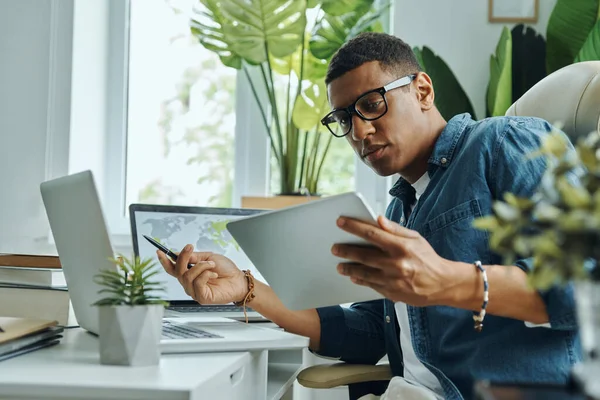 Ocupado Joven Hombre Raza Mixta Utilizando Tecnologías Mientras Trabaja Oficina — Foto de Stock