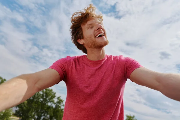 Glad Ung Rödhårig Man Som Gör Selfie Och Ler När — Stockfoto