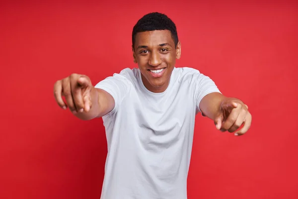 Homem Raça Mista Feliz Apontando Câmera Enquanto Contra Fundo Vermelho — Fotografia de Stock