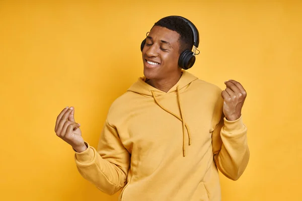 Joyful Mixed Race Man Headphones Gesturing While Standing Yellow Background — Stock Photo, Image