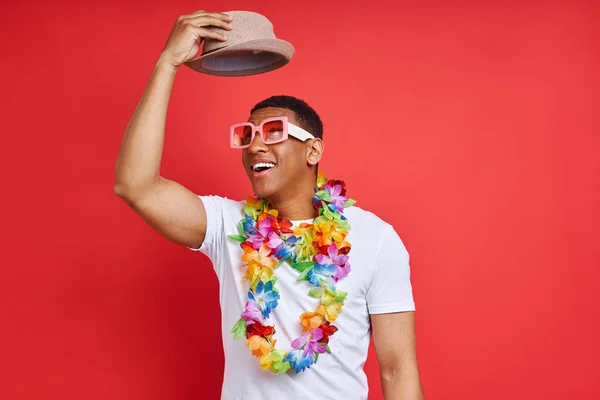 Feliz Joven Collar Hawaiano Llevando Sombrero Mientras Está Pie Sobre —  Fotos de Stock
