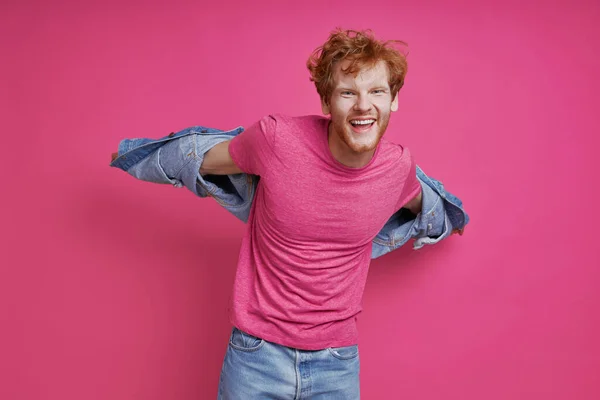 Щасливий Рудий Чоловік Джинсовому Одязі Розважається Рожевому Фоні — стокове фото
