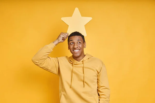 Lúdico Hombre Raza Mixta Llevando Estrella Amarilla Sobre Cabeza Mientras —  Fotos de Stock