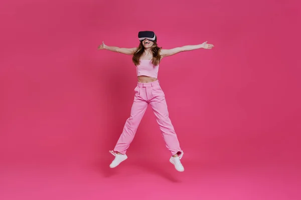 Full Length Happy Young Woman Virtual Πραγματικότητα Ακουστικά Άλμα Ροζ — Φωτογραφία Αρχείου