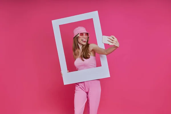 Mujer Juguetona Haciendo Selfie Mirando Través Marco Imagen Mientras Está — Foto de Stock