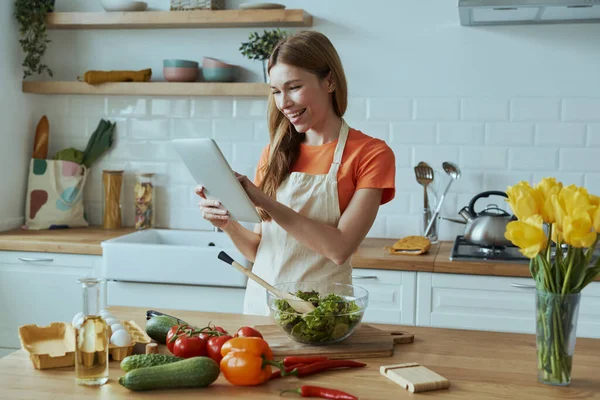 Jovem Feliz Cozinhar Usar Tablet Digital Enquanto Está Cozinha Doméstica — Fotografia de Stock