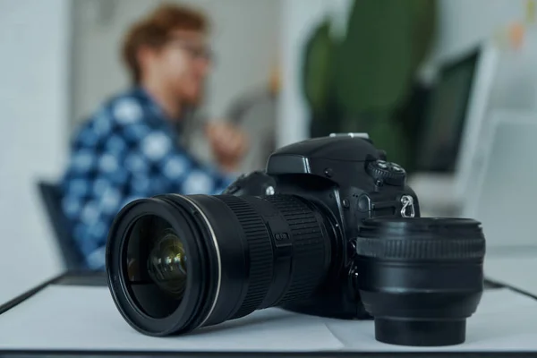 Detailní Záběr Digitálního Fotoaparátu Mladého Muže Pomocí Počítače Pozadí — Stock fotografie