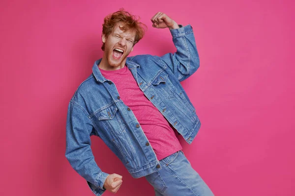 Excited Redhead Man Denim Clothing Gesturing Pink Background — Stock Photo, Image