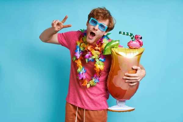 Cheerful Redhead Man Carrying Cocktail Shaped Balloon Gesturing Blue Background — Stock Photo, Image