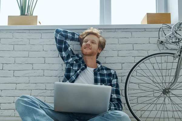 Hombre Relajado Usando Ordenador Portátil Sosteniendo Mano Detrás Cabeza Mientras — Foto de Stock