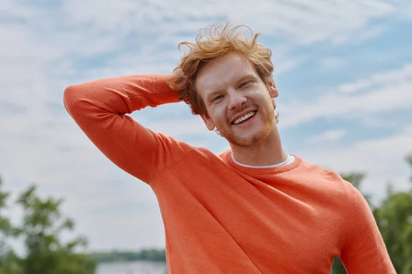 Rilassato Giovane Rossa Uomo Che Tiene Mano Dietro Testa Sorridente — Foto Stock