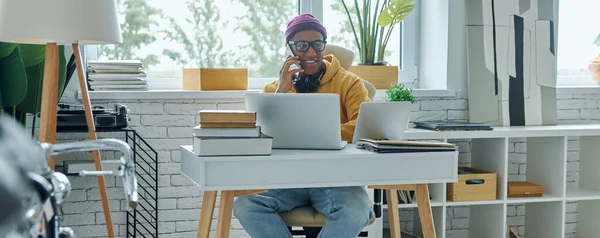 Joven Hombre Raza Mixta Hablando Por Teléfono Móvil Sonriendo Mientras — Foto de Stock