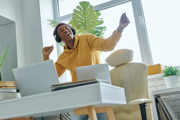 Feliz Hombre Raza Mixta Auriculares Bailando Mientras Está Pie Cerca — Foto de Stock