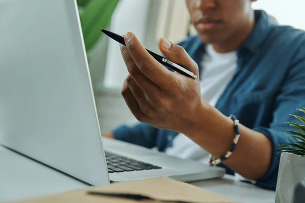 Close Van Geconcentreerde Jongeman Met Laptop Tijdens Het Werk Kantoor — Stockfoto