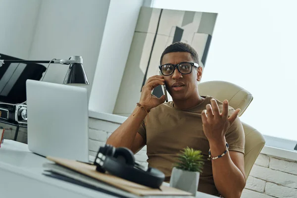 Confident Mixed Race Man Talking Mobile Phone Gesturing Ενώ Εργάζεστε — Φωτογραφία Αρχείου