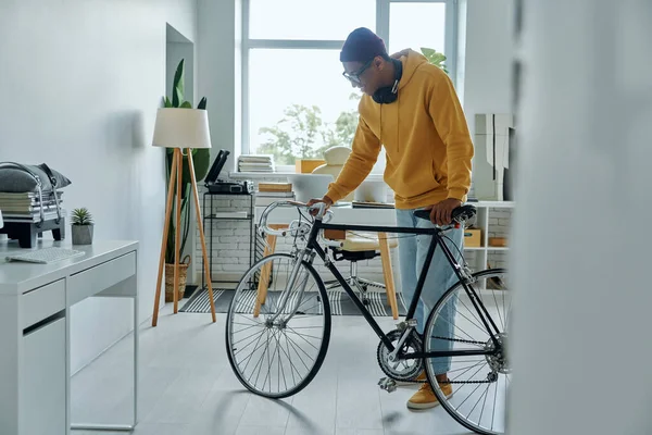 Glada Unga Multiracial Man Undersöker Sin Cykel När Står Ämbetet — Stockfoto