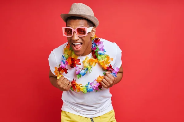 Hombre Joven Guapo Collar Hawaiano Sonriendo Mientras Está Pie Sobre —  Fotos de Stock