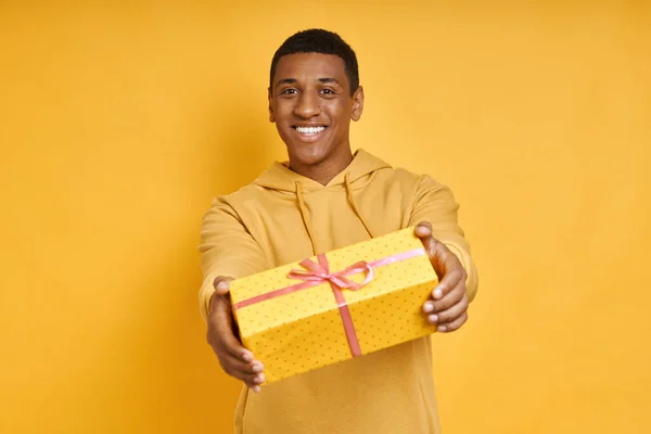 Счастливый Смешанная Раса Человек Дарит Подарочную Коробку Стоя Желтом Фоне — стоковое фото