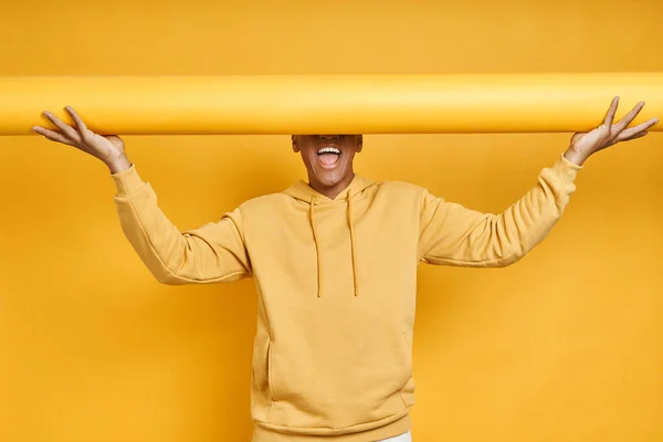 Alegre Homem Raça Mista Carregando Rolou Para Cima Papel Parede — Fotografia de Stock