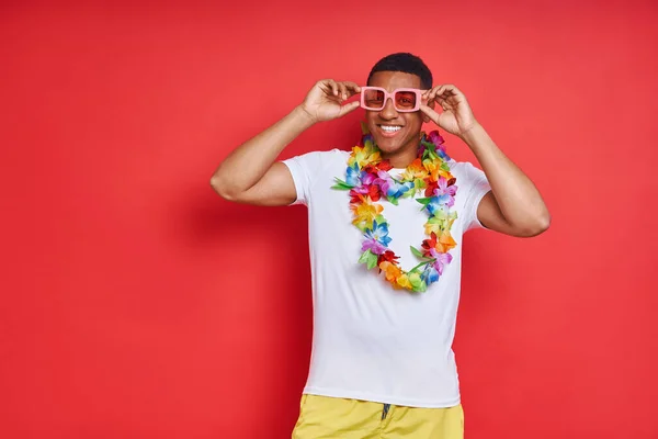 Joven Feliz Collar Hawaiano Pie Sobre Fondo Rojo —  Fotos de Stock