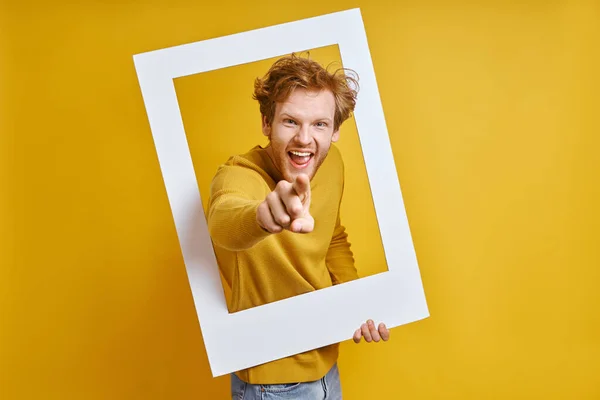 Uomo Eccitato Guardando Attraverso Una Cornice Gesticolando Mentre Piedi Contro — Foto Stock