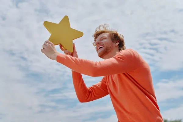 Heureux Jeune Rousse Homme Tenant Étoile Jaune Souriant Avec Ciel — Photo