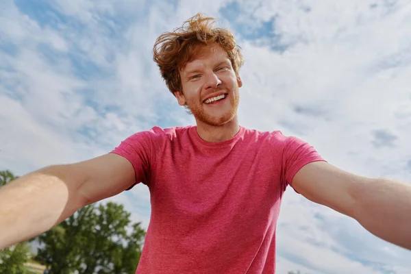 Bello Giovane Rossa Uomo Fare Selfie Sorridente Mentre Piedi All — Foto Stock