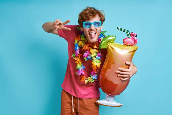 Lekfull Rödhårig Man Bär Cocktail Formad Ballong Och Gester Mot — Stockfoto