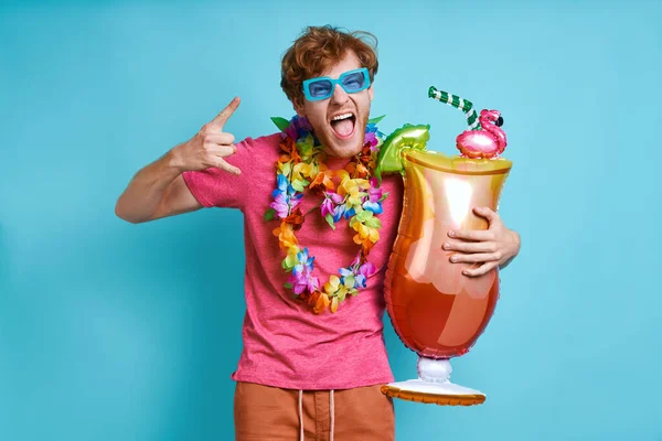 Homme Rousse Ludique Portant Ballon Forme Cocktail Geste Sur Fond — Photo